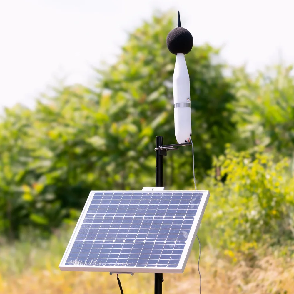 Lärmüberwachungsstation SV 307A mit Solarmodul in einem Garten